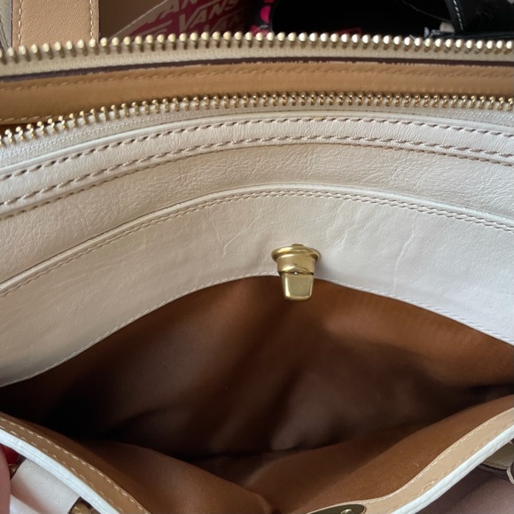 COACH HAMPTON IVORY/ OFF WHITE LEATHER HANDBAG WITH GOLD ACCENT HARDWARE - Picture 11 of 14